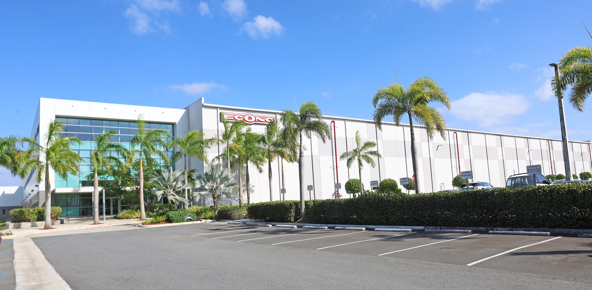 Fachada del Centro de Servicios de Supermercados Econo en Canóvanas donde se desarrolla el proyecto Econo Energy.